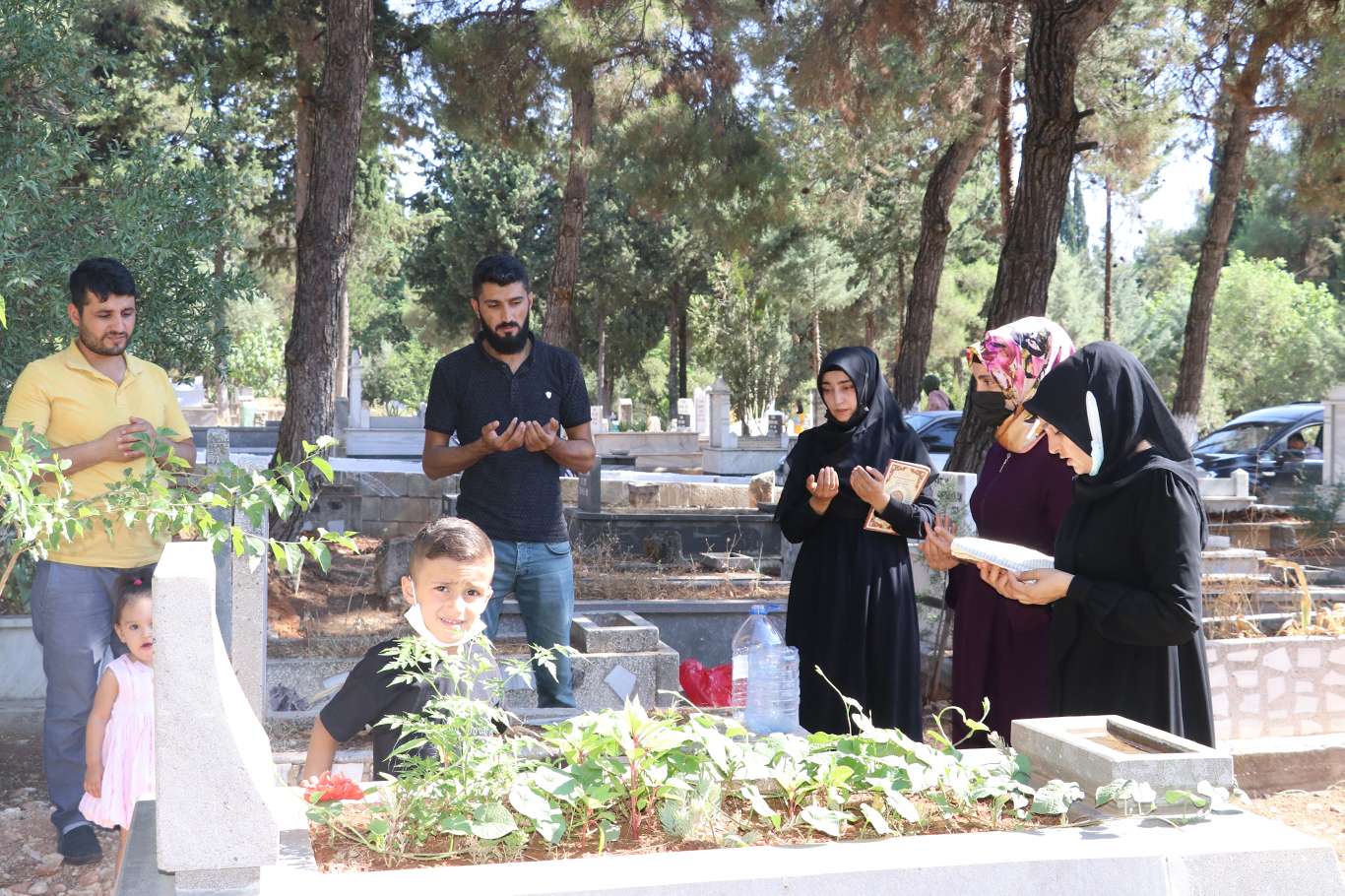 Arefe gününde mezarlık ziyaretleri unutulmadı Arefe gününde mezarlık ziyaretleri unutulmadı
